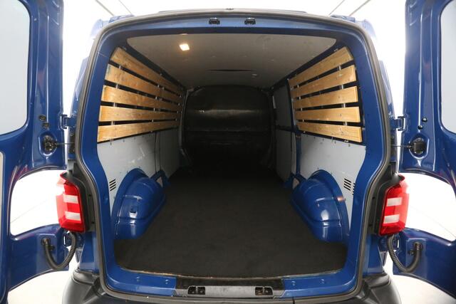 Volkswagen TRANSPORTER 2.0 TDI L2H1 Airco Trekhaak Imperiaal Bluetooth Elektrpakket