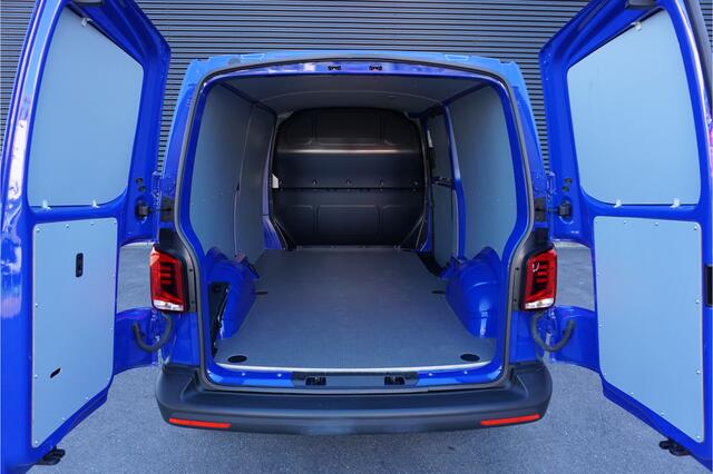 Volkswagen TRANSPORTER 32 | L2H1 | 150 PK AUT | Cruise | Camera | Navi | BPM Vrij!