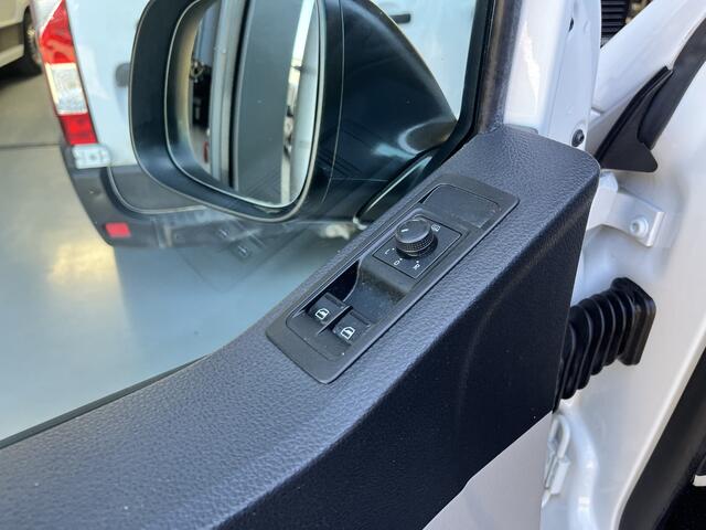 Volkswagen TRANSPORTER 2.0 TDI L2H1 150pk Airco Cruise controle Kastinrichting Laderkast Parkeersensoren achter Telefoonvoorbereiding 2-Persoons Usb aansluiting 1e eigenaar Euro 6 Bestel