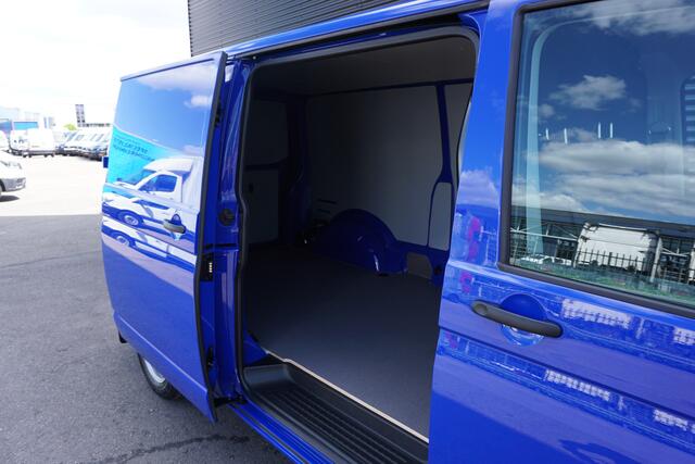 Volkswagen TRANSPORTER 32 | L2H1 | 150 PK AUT | Cruise | Camera | Navi | BPM Vrij!