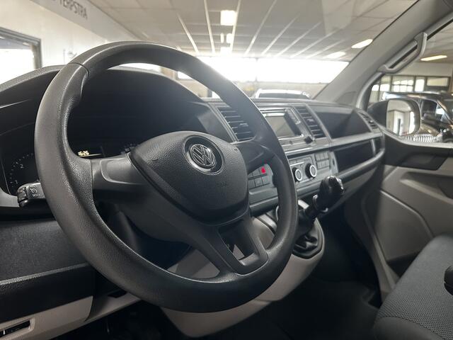Volkswagen TRANSPORTER 2.0 TDI L2H1 Highline/ Trekhaak/ Dubbele-Schuifdeur Voorruitverw./ Imperiaal/ Airco/ Cruise/ Elek. pakket/ Bluetooth/ Armsteun/ Multi. LEDER. Stuur/ PDC.