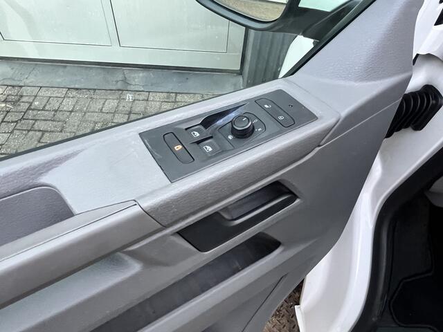 Volkswagen TRANSPORTER 2.0 TDI L2H1 150PK DC Airco Cruise controle Telefoonverbinding Trekhaak 2500kg Apple carplay Navigatiesysteem schuifdeur Euro 6 DC 1e eigenaar Dealer onderhouden