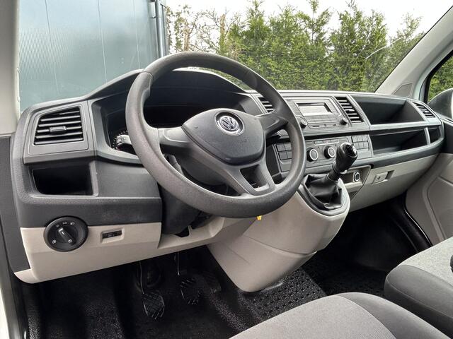 Volkswagen TRANSPORTER 2.0 TDI 102 PK / L2H1 / 1e EIG. / ALUCA INRICHTING / IMPERIAAL / TREKHAAK / AIRCO / CRUISE / BLUETOOTH / 3-ZITS