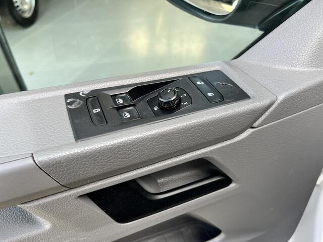 Volkswagen TRANSPORTER 2.0 TDI L2H1 DC 4Motion 4x4 Airco Cruise controle Telefoonverbinding Camera Stuurwielbediening Trekhaak 2500kg trekgewicht Werkverlichting Euro 6 Bpm vrij voor particulier gebruik!!