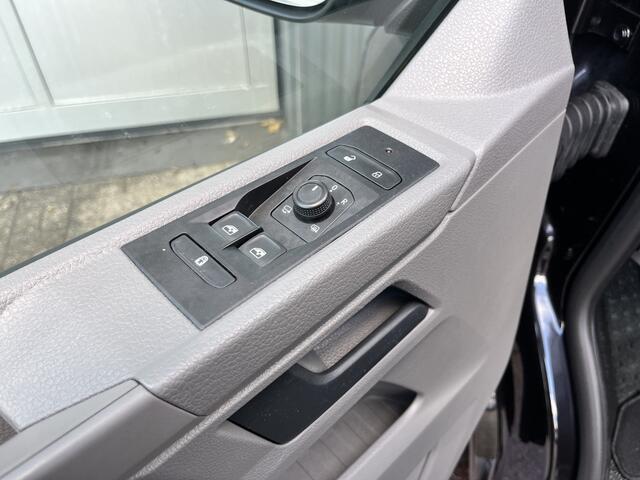 Volkswagen TRANSPORTER 2.0 TDI L2H1 DC 150PK Airco Cruise controle Telefoonverbinding Trekhaak 2500kg trekgewicht Apple carplay Navigatiesysteem schuifdeur Euro 6 DC 1e eigenaar Dealer onderhouden