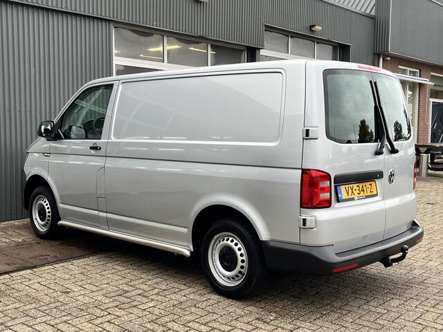 Volkswagen TRANSPORTER 2.0 TDI L1H1 Btw/Bpm vrij!! Marge Airco Cruise controle Trekhaak 2200kg Trekgewicht Parkeersensoren achter Telefoonvoorbereiding 2-Persoons Navigatiesysteem Euro 6 Beste
