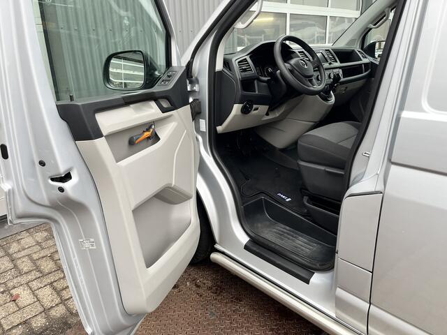 Volkswagen TRANSPORTER 2.0 TDI L1H1 Btw/Bpm vrij!! Marge Airco Cruise controle Trekhaak 2200kg Trekgewicht Parkeersensoren achter Telefoonvoorbereiding 2-Persoons Navigatiesysteem Euro 6 Beste