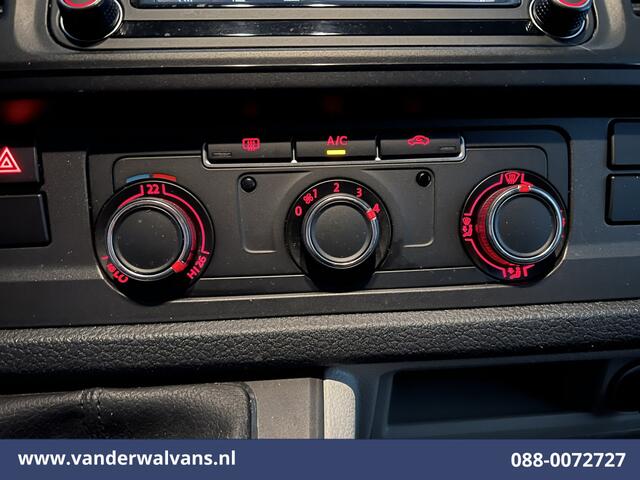 Volkswagen TRANSPORTER 2.0 TDI L2H1 Euro6 Airco | Navigatie | Apple Carplay | Android Auto | Cruisecontrol Trekhaak, Sidebars, LM velgen, Bijrijdersbank