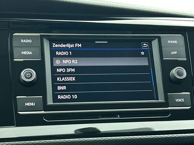 Volkswagen TRANSPORTER 2.0 TDI L2H1 Dubbele Cabine Highline Automaat Navigatie Carplay Parkeersensoren Trekhaak Cruise control (Acc) 6-zits Euro6