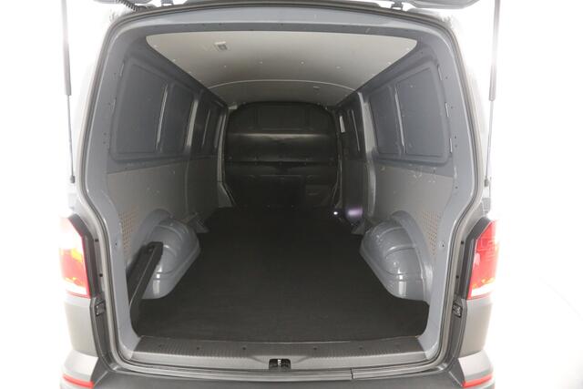 Volkswagen TRANSPORTER 2.0 TDI T6.1 L2H1 150PK | Automaat | Camera | Carplay | 3-Zits | Airco | Trekh. | Achterklep
