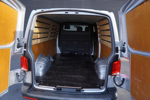 Volkswagen TRANSPORTER 2.0 TDI 110pk L2H1 Highline Apple Carplay Trekhaak Cruise control Climate control Sidebars