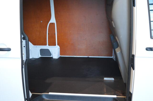 Volkswagen TRANSPORTER 2.0 TDI L2H1 airco cruise app connect trekhaak 150 pk !!