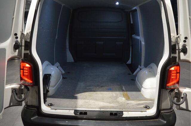 Volkswagen TRANSPORTER 2.0 TDI L2H1 navi airco cruise pdc trekhaak 110 pk !!