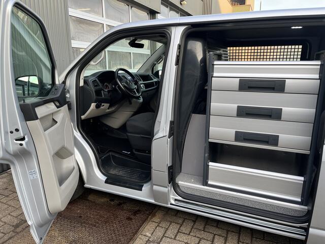 Volkswagen TRANSPORTER 2.0 TSI L2H1 204pk DSG Automaat Dubbele schuifdeuren Airco Adaptive Cruise Navigatie Pdc V/A Trekhaak 2500kg Lange wielbasis Lang Bpm vrij voor prive gebruik Kastinrichting Comfort stoelen met zijairbag i