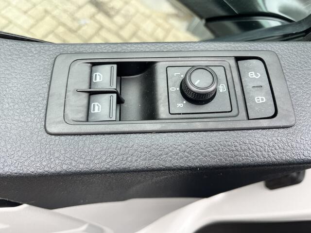 Volkswagen TRANSPORTER Kombi 2.0 TDI L1H1 BTW EN BPM VRIJ!! Euro 6 Airco Cruise controle 8-Persoons Automaat Parkeersensoren voor en achter Telefoonverbinding Ex overheid! 1e eigenaar