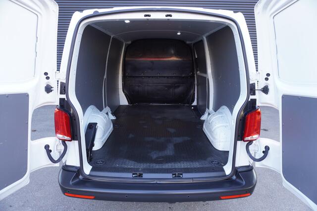 Volkswagen TRANSPORTER 150pk Automaat L2H1 Apple Carplay Parkeersensoren Naviagtie Airco