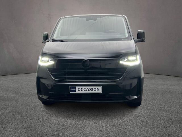 Volkswagen TRANSPORTER 2.0 TDI 150pk Automaat L2 Dubbel Cabine Bulli | Leder | Trekhaak | 360gr Camera | Sidebars | Stoelverwarming | Matrix LED | Keyless | ACC | Navigatie | Climatronic | Black on black