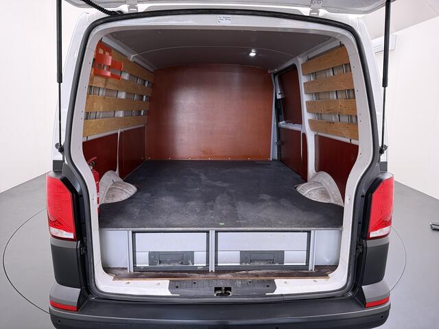 Volkswagen TRANSPORTER 2.0TDI 150PK Automaat L1H1 28 3-Persoons Euro 6 Trekhaak Navi* Apple Carplay Android Auto Airco Cruise Control Pdc Comfortline Betonplex Vloer Lat om Lat Wandbetimmering Schuifdeur 2.500KG Trekgewicht 1e Eigenaar Origineel Nederlandse Bestelbus