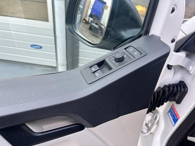 Volkswagen TRANSPORTER Kombi 2.0 TDI L1H1 BTW EN BPM VRIJ!! Euro 6 Airco Cruise controle 8-Persoons Automaat Parkeersensoren voor en achter Telefoonverbinding Ex overheid! 1e eigenaar Personenbus Groepsvervoer Taxi Combi Tourer
