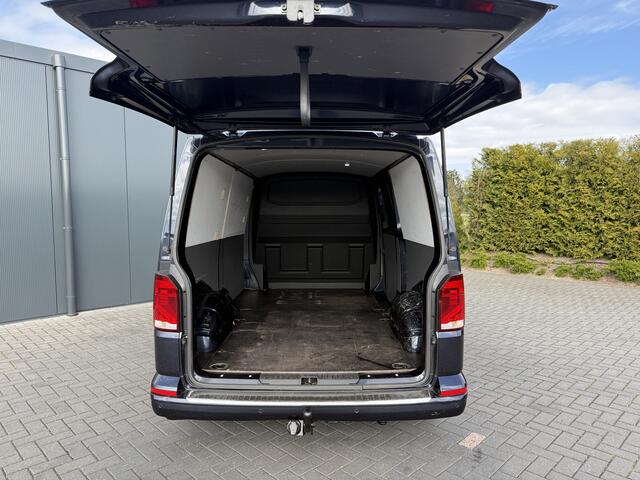 Volkswagen TRANSPORTER 2.0 TDI 111 PK HIGHLINE / STARLIGHT BLUE METALLIC / L2H1 / TREKHAAK / IMPERIAAL / CAMERA / CRUISE / AIRCO