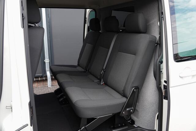 Volkswagen TRANSPORTER L2H1 | Dubbele Cabine | Bulli | 2.0Tdi 150Pk DSG7 | 2x Schuifdeur | Achteruitrijcamera | Spoilerpack | Treeplanken | 20'' | Ascot Grey