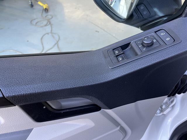 Volkswagen TRANSPORTER 2.0 TDI L2H1 DC Airco Cruise controle Telefoonverbinding Trekhaak 2200kg trekgewicht Parkeersensoren achter Schuifdeur Euro 6 DC 1e eigenaar Dealer onderhouden