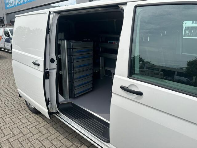 Volkswagen TRANSPORTER 2.0 TDI L2H1 28 BPM Vrij/(Complete inrichting Sortimo)/150pk/Camera