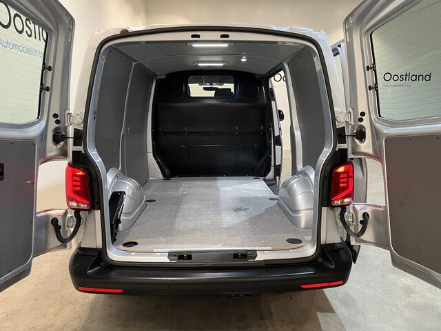 Volkswagen TRANSPORTER 2.0 TDI L1H1 150 PK Automaat / Airco / Cruise Control Adap. / CarPlay / PDC / Navigatie / 3-Zits