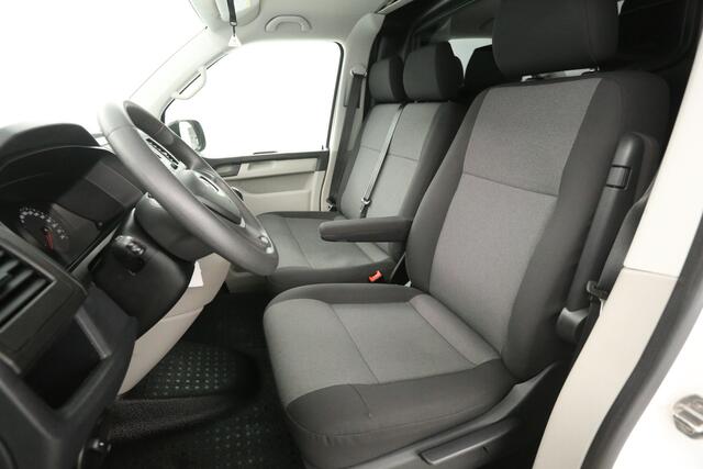 Volkswagen TRANSPORTER 2.0 TDI L2H1 140PK | Airco | Cruise | Trekhaak | 3 Zits | Sidebars
