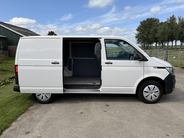 Volkswagen TRANSPORTER 2.0 TDI 150PK L1H1 | RIEM V.V | DSG | CARPLAY | 2 SCH.DEUREN | DLR.ONDERHOUDEN | EURO-6 | TOPSTAAT | NAP |