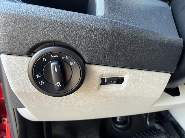 Volkswagen TRANSPORTER Kombi 2.0 TDI L2H2 150pk DSG Airco Cruise control Parkeersensoren achter Navigatiesysteem Telefoonverbinding Euro 6 Ideaal voor camperombouw! 8-Persoons
