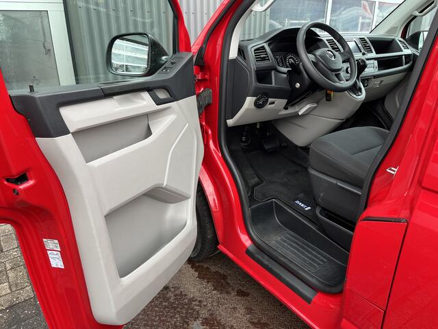 Volkswagen TRANSPORTER Kombi 2.0 TDI L2H2 150pk DSG Airco Cruise control Trekhaak 2500kg trekgewicht Parkeersensoren achter Apple carplay Telefoonverbinding Euro 6 Ideaal voor camperombouw! 8-Persoons