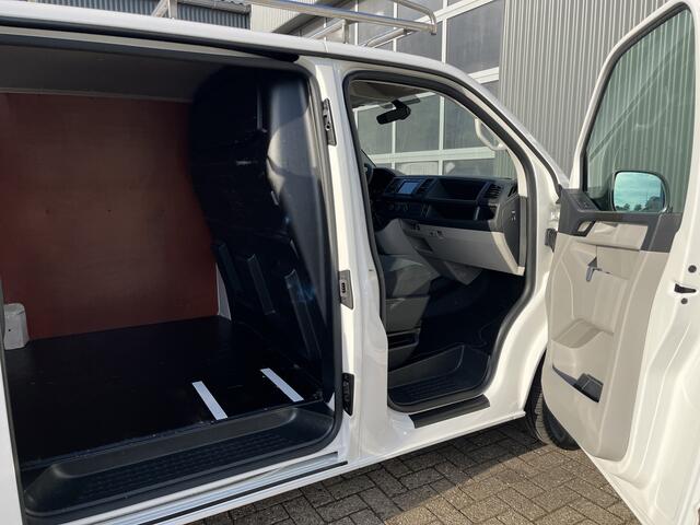 Volkswagen TRANSPORTER 2.0 TDI L2H1 Trekhaak 2200kg trekgewicht Imperiaal Euro 6 Airco Cruise controle Navigatie Apple carplay Parkeersensoren achter 2-Persoons