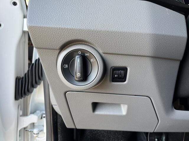 Volkswagen TRANSPORTER 2.0 TDI L2H1 Sortimo Kastinrichting Trekhaak 2200kg trekgewicht Airco Cruise controle Telefoonverbinding Apple carplay Euro 6