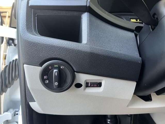 Volkswagen TRANSPORTER Kombi 2.0 TDI L1H1 BTW EN BPM VRIJ!! Euro 6 Airco Cruise controle 8-Persoons Automaat Parkeersensoren voor en achter Telefoonverbinding Ex overheid! 1e eigenaar Personenbus Groepsvervoer Taxi Combi Tourer