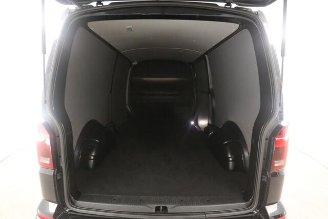 Volkswagen TRANSPORTER 2.0 TDI L2H1 150PK | Automaat | Airco | Camera | Cruise | Trekhaak | 3 Zits | Carplay | LED