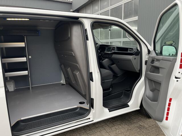 Volkswagen TRANSPORTER 2.0 TDI L2H1 Sortimo Kastinrichting Trekhaak 2200kg trekgewicht Airco Cruise controle Telefoonverbinding Apple carplay Euro 6