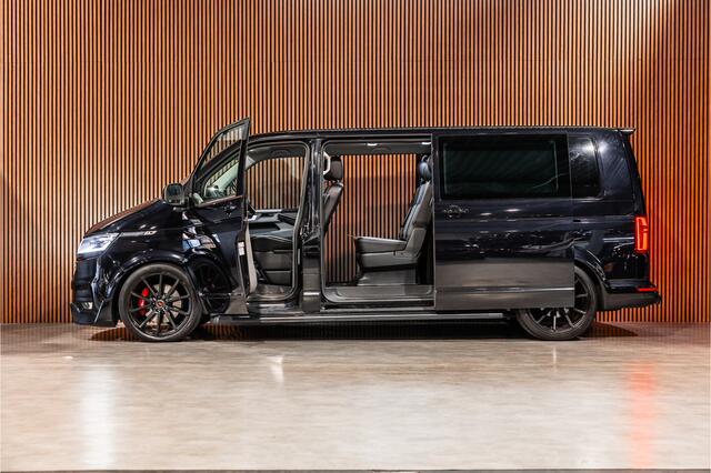 Volkswagen TRANSPORTER 2.0 TDI L2H1 DC Caravelle | LeightonVans Bodykit | ACC | Bi-Xenon | Elek deuren | Lederen bekleding | Camera | CarPlay | Navigatie | Trekhaak | Nieuwe APK