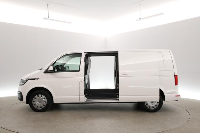 Volkswagen TRANSPORTER 2.0 TDI L2H1 150PK | Automaat | Airco | Camera | Cruise | 3 Zits | 2xSchuifdeur | Trekhaak | Carplay
