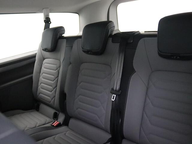 Volkswagen TRANSPORTER Caravelle 2.5 L2H1 eHybrid Style 233PK Aut. 360gr. Camera, Navi, Side Assist, Keyless, Matrix-LED Koplampen, Adaptieve Cruise Control, 17" LM Velgen, 8-zitpl., Stoel-stuurverwarming