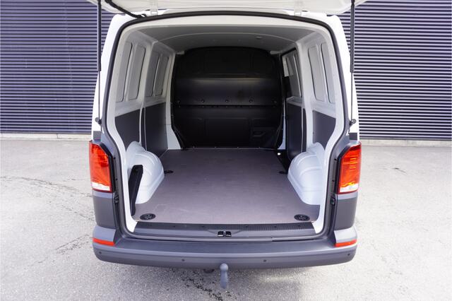 Volkswagen TRANSPORTER 2.0 TDI L1H1 28 110pk Trekhaak Navigatie Apple Carplay Parkeersensoren Achterklep Airco
