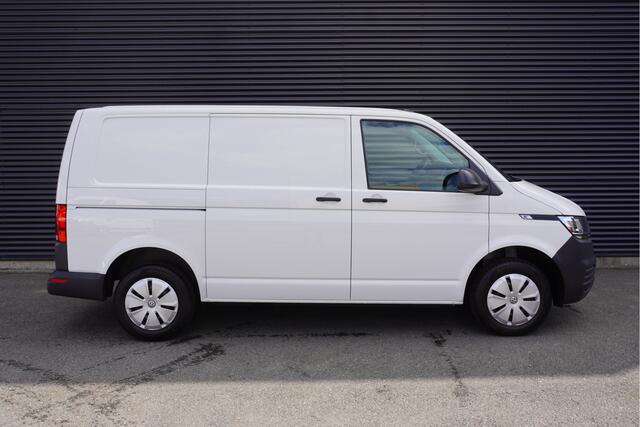 Volkswagen TRANSPORTER 2.0 TDI L1H1 28 110pk Trekhaak Navigatie Apple Carplay Parkeersensoren Achterklep Airco