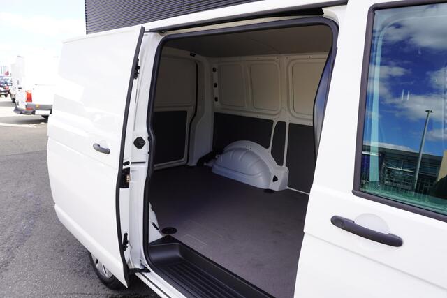 Volkswagen TRANSPORTER 2.0 TDI L1H1 28 110pk Trekhaak Navigatie Apple Carplay Parkeersensoren Achterklep Airco
