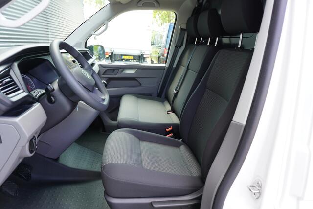 Volkswagen TRANSPORTER 2.0 TDI L1H1 28 110pk Trekhaak Navigatie Apple Carplay Parkeersensoren Achterklep Airco