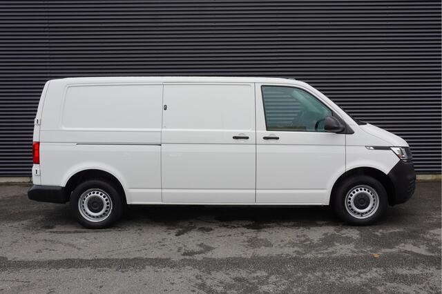 Volkswagen TRANSPORTER 30 110pk L2H1 Trekhaak Apple carplay Camera ACC Cruise control Stoelverwarming 3-Zits