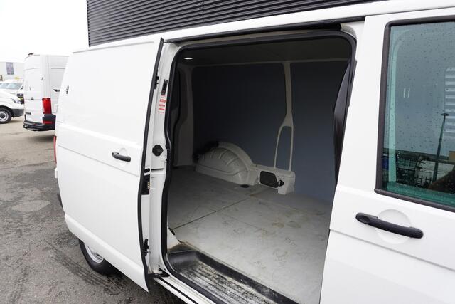 Volkswagen TRANSPORTER 30 110pk L2H1 Trekhaak Apple carplay Camera ACC Cruise control Stoelverwarming 3-Zits