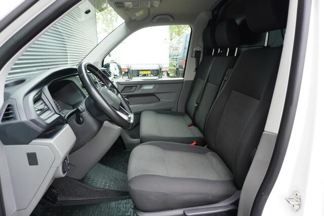 Volkswagen TRANSPORTER 30 110pk L2H1 Trekhaak Apple carplay Camera ACC Cruise control Stoelverwarming 3-Zits