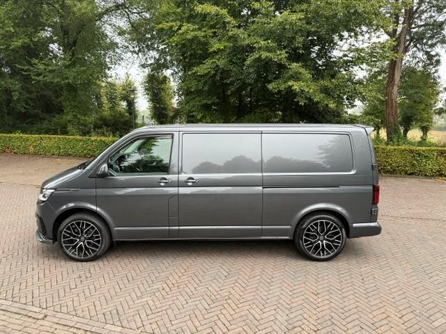 Volkswagen TRANSPORTER 2.0TDI 150pk L2h1 28 Highline/Virtdash/20Inch/dubbele schuifdeuren/Trekhaak/Full Led/Camera