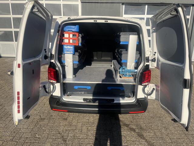 Volkswagen TRANSPORTER 2.0 TDI L2H1 Sortimo Kastinrichting Trekhaak 2200kg trekgewicht Airco Cruise controle Camera App connect Telefoonverbinding Apple carplay Euro 6 Ladekasten 1e eigenaar
