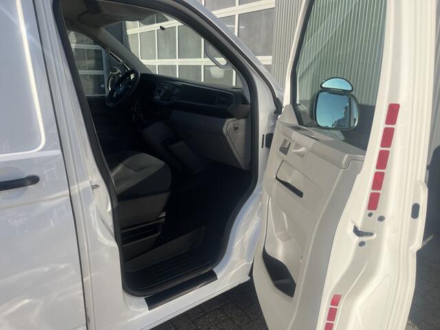 Volkswagen TRANSPORTER 2.0 TDI L2H1 Sortimo Kastinrichting Trekhaak 2200kg trekgewicht Airco Cruise controle Camera App connect Telefoonverbinding Apple carplay Euro 6 Ladekasten 1e eigenaar